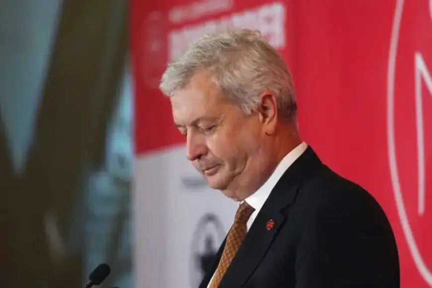 Air Canada CEO’s Early Exit Highlights Language Identity in Quebec