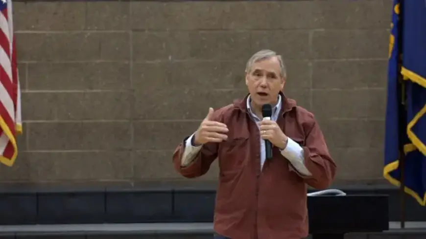 Senator Jeff Merkley Discusses War, Economy, Youth Mental Health in Sisters Town Hall