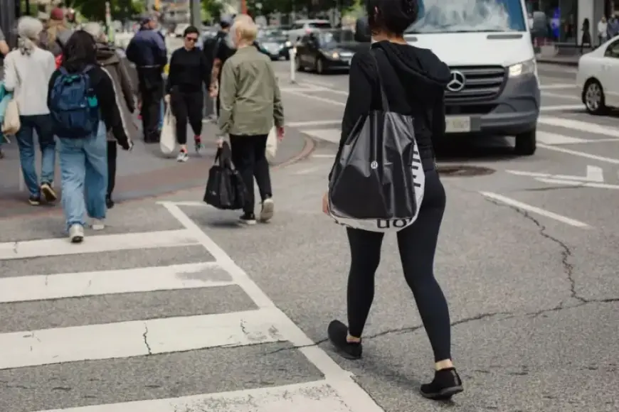 Canadian Consumer Confidence Plummets to 11-Year Low