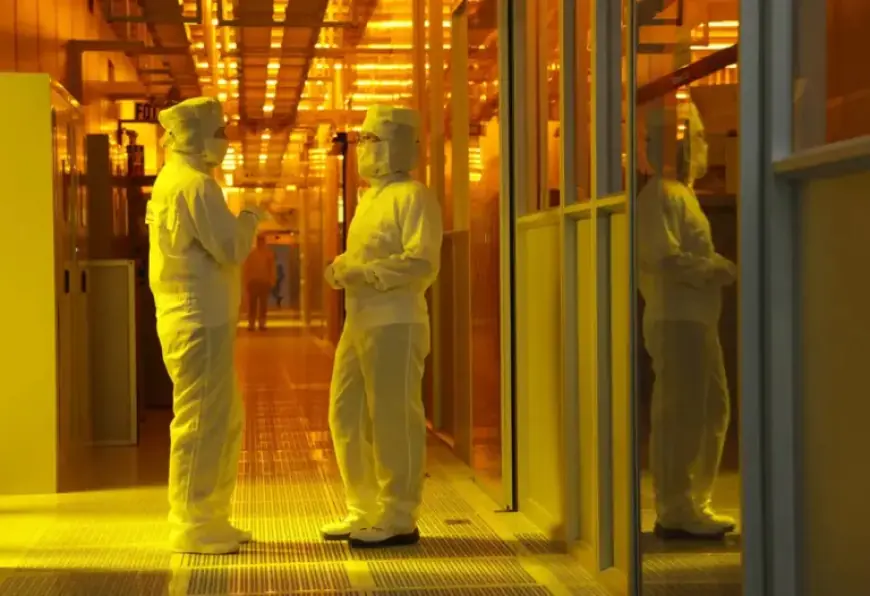 Intel’s Buyback of Fab 34 Stake Deemed Unwise (NASDAQ:INTC)