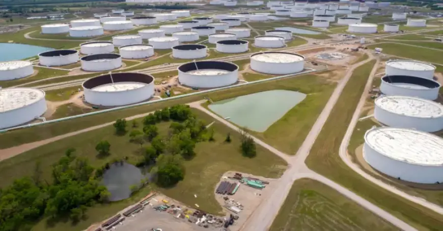 US Crude Stocks Surge to 3-Year High as Fuel Inventories Drop