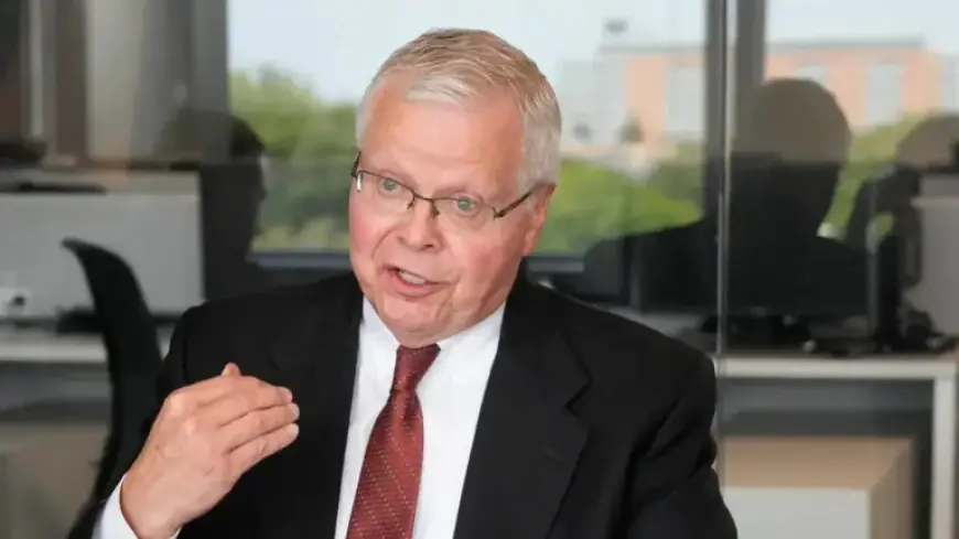 Weak Contract Creates Confusion Over UW President’s Dismissal, Expert Claims