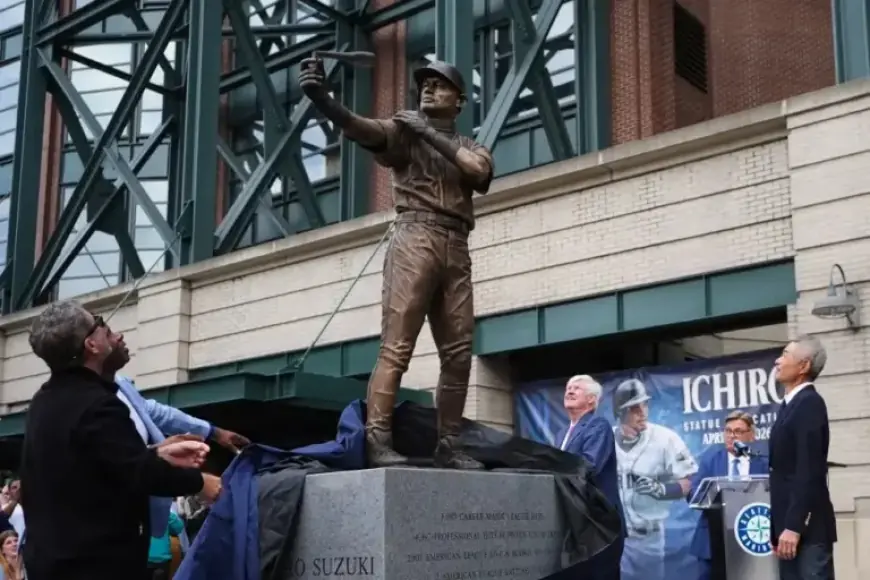 Ichiro Suzuki Statue Ceremony Marred by Bat Snapping Incident