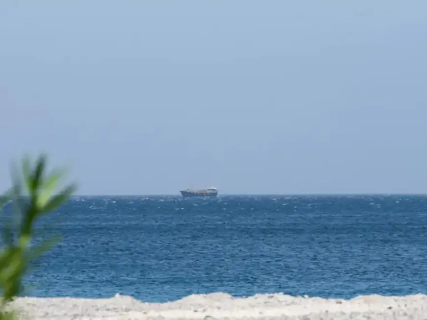 US Dispatches Two Naval Ships Through Hormuz Strait for Mine-Clearing Operations