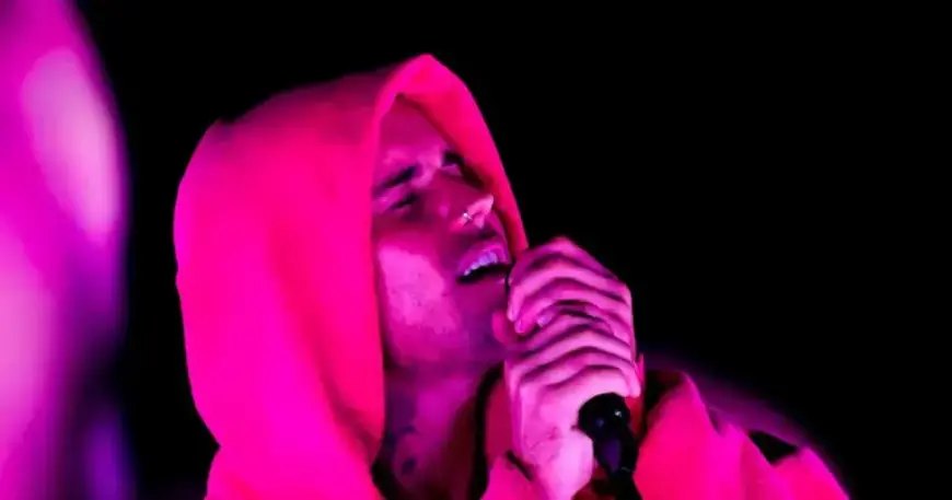 Justin Bieber Performs YouTube Karaoke at Coachella