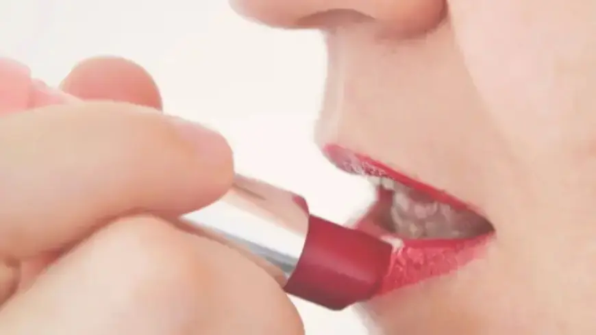 Dying Woman’s Bright Red Lipstick Reveals Heartbreaking Reason
