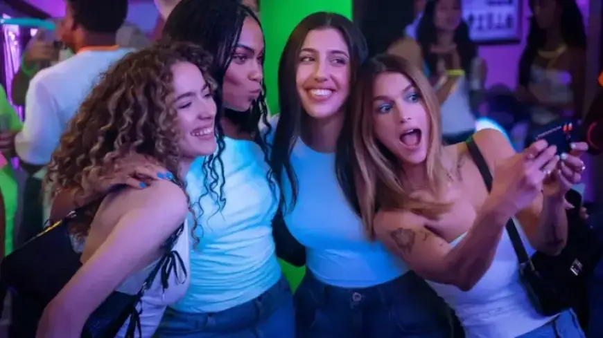 ‘Roommates Review: Terrific Leads Shine in Uneven College Comedy’