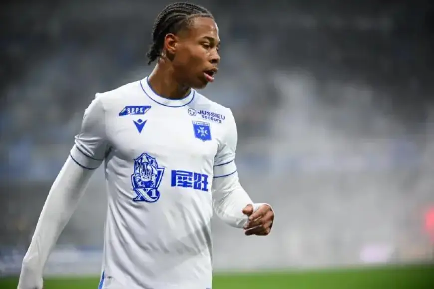 Kévin Danois Scores Stunning Volley for AJ Auxerre Against AS Monaco (Video)