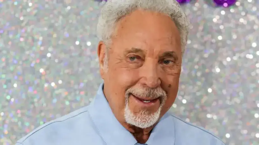 Tom Jones Makes Rare Public Appearance with Celebrity Friends