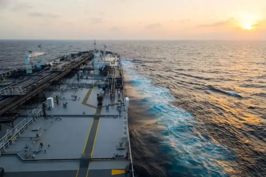 Greek Shipowner Navigates Largest Oil Tanker Through Hormuz Strait