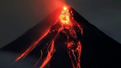 الحمم البركانية التي تندفع من باطن الارض