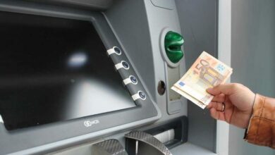 طريقة استخدام بطاقة الصراف الآلي لسحب مبلغ من النقود بالترتيب