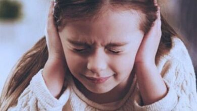 لماذا يضع الطفل ذو اضطراب طيف التوحد يديه على أذنيه بشكل مستمر