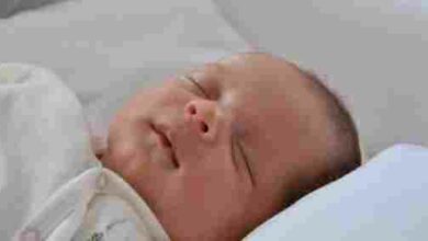 مخاطر نوم الرضيع على الوسادة قبل عمر سنتين