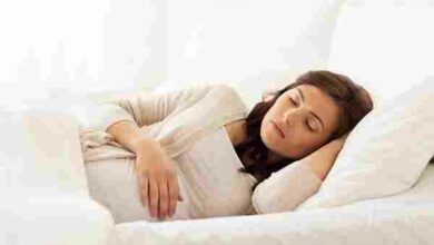 هل التقلب أثناء النوم يضر الجنين في الشهر التاسع